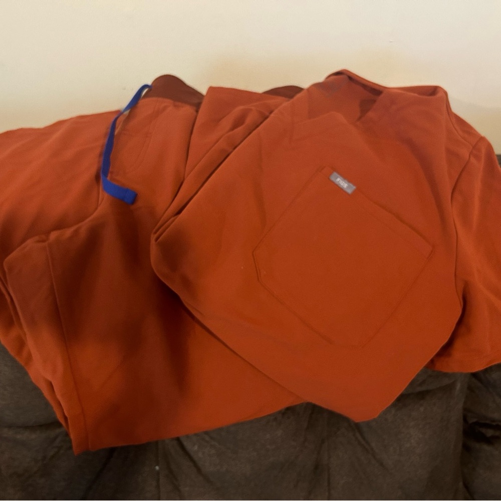 Orange Figs scrub set. XL petite bottoms. XXL top